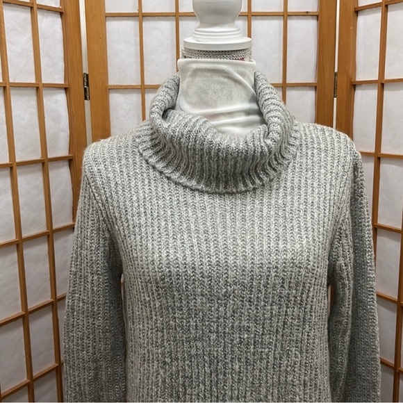 Pretty Forever 21 gray sweater🐚 - Picture 2 of 6